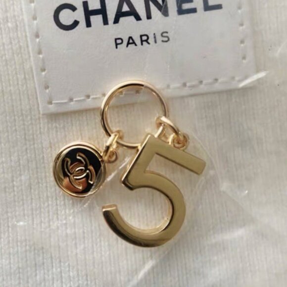 Authentic Chanel No. 5 Key Ring Charm Gold Chain 2023 XMas Collection Limited Ed - Picture 4 of 14